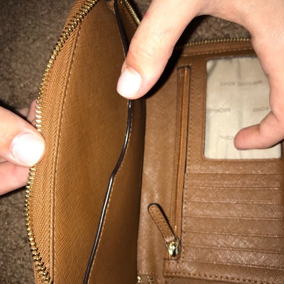 Michael Kors wristlet - Picture 4 of 4